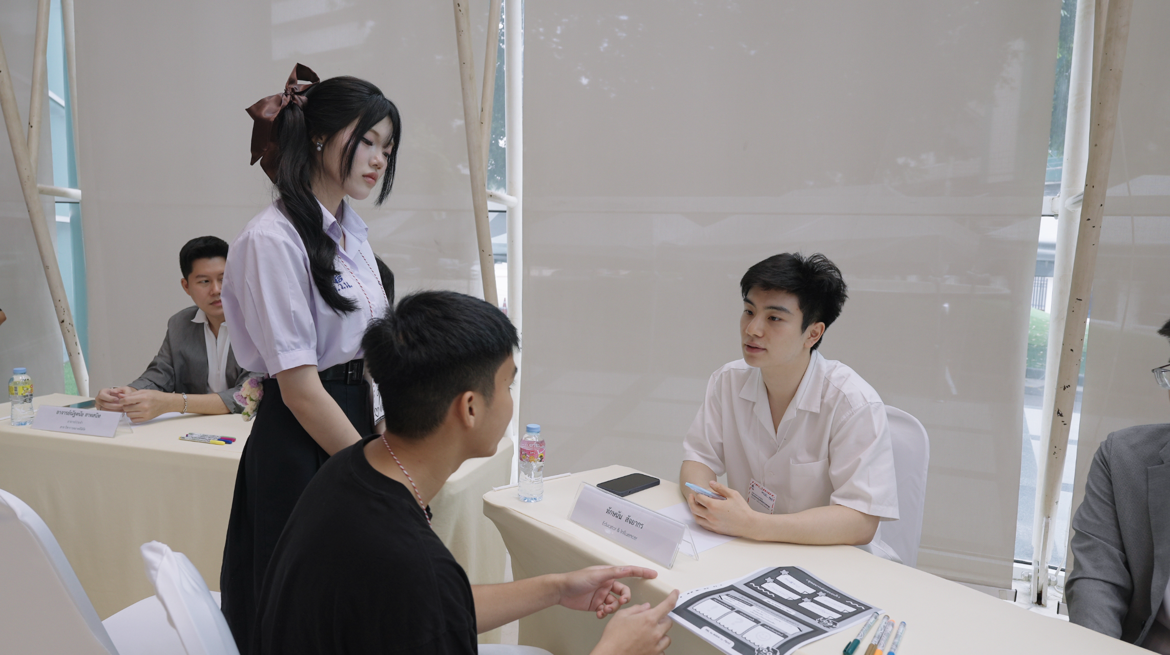 ครูพลพูดคุยกับผู้เรียน